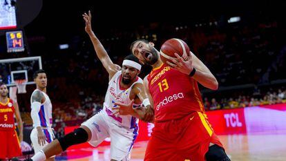 Marc Gasol lucha por un rebote.
 