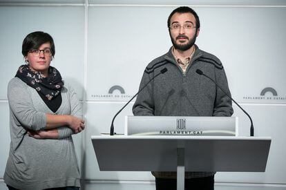 El diputat de la CUP Albert Botran, acompanyat de la nova diputada, Mireia Boya, en una conferència de premsa al Parlament.