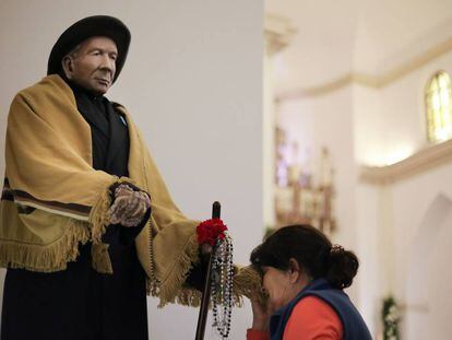 Una peregrina reza ante la imagen del cura Brochero en la iglesia Nuestra Señora del Tránsito, en Villa Cura Brochero, Argentina.