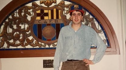 Francisco José Jover, delante del escudo del FC Barcelona de la peña que fundó su padre en Novelda (Alicante).