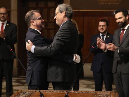 El president Quim Torra abraça el conseller Alfred Bosch.