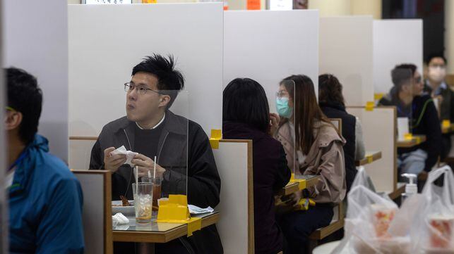 Hong Kong (China), 07/04/2020.- Patrons eat in a restaurant where tables are divided by newly installed plastic screens in Hong Kong, China, 07 April 2020. Social-distancing measures put in place by the government are likely to continue beyond the initial 14-day period to combat the spread of SARS-CoV-2 coronavirus, which causes the COVID-19 disease. EFE/EPA/JEROME FAVRE