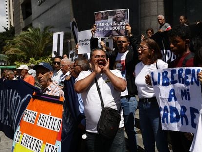 Protesta contra la detención de seis sindicalistas, este lunes en Caracas.