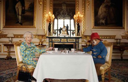 Fotograma del 'sketch' protagonizado por la reina Isabel II y el oso Paddington por el Jubileo de Platino, el 4 de junio de 2022. 