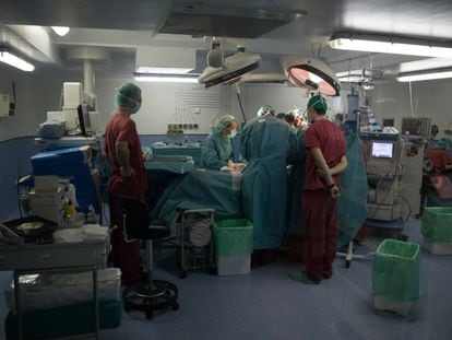 Una intervención quirúrgica en el Hospital Universitario La Paz, en Madrid.