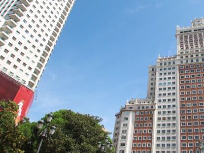 Edificio Espa&ntilde;a junto a la Torre de Madrid (a la izquierda).