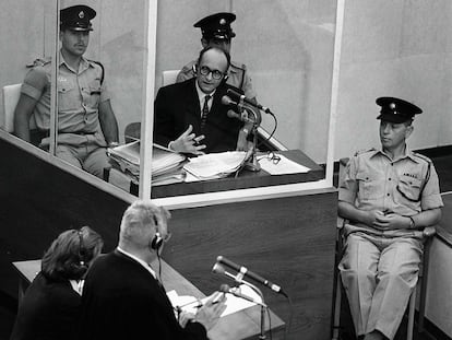 El criminal nazi Adolf Eichmann durante el juicio que lo condenó a muerte desde Israel, el 22 de junio de 1961.