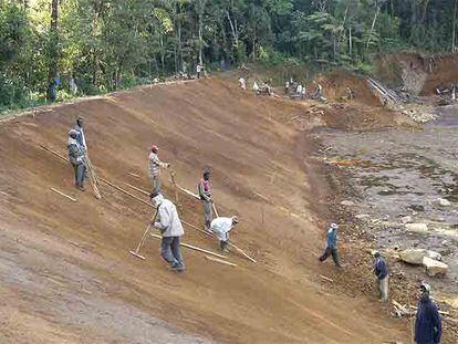 Trabajadores en una de las presas promovidas en Kenia por el Guiseppe Argese.