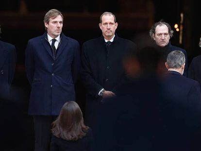 Los hijos de la infanta Pilar, en el funeral por su madre.