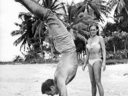 Sean Connery con Ursula Andress en una escena de 'James Bond: Dr. No', en 1962.