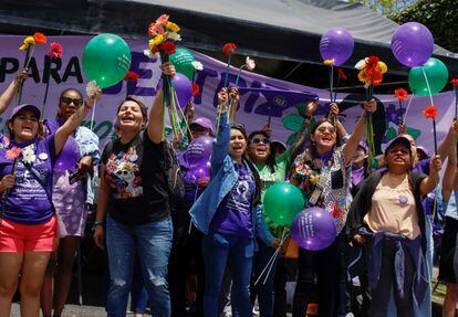 Un grupo de mujeres se manifiesta a la espera de que la Corte Interamericana de Derechos Humanos condene a El Salvador por el caso de Beatriz.