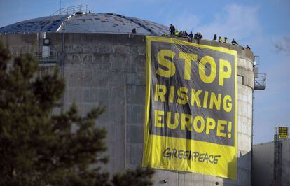 Activistas de Greenpeace despliegan una pancarta en un reactor de la central de Fessenheim (Francia).