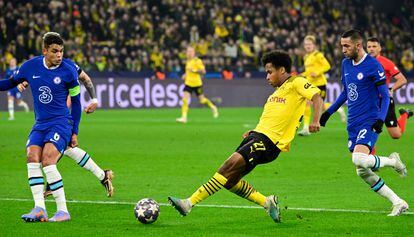 Champions League: Karim Adeyemi en una acción durante el partido entre el Borussia Dortmund y el Chelsea