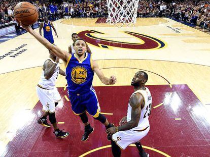 Curry se dispone a anotar anta la mirada de James en uno de los partidos de la final de este a&ntilde;o de la NBA.