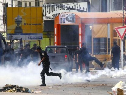 Disturbios en Ettadhamen (T&uacute;nes), este martes.