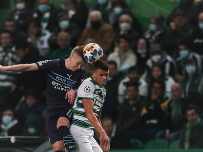 Oleksandr Zinchenko (a la izquioerda) y Matheus Nunes cabecean el balón en el partido de Champions entre Manchester City y Sporting.