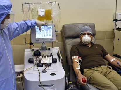 Un paciente recuperado dona plasma en un centro de salud en La Paz, Bolivia, el pasado 10 de junio.