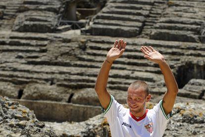 Tiberio Guarente, nuevo jugador del Sevilla, hoy en las ruinas de Itálica.