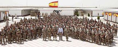 El príncipe de Asturias posa con las tropas en la base española en Herat.