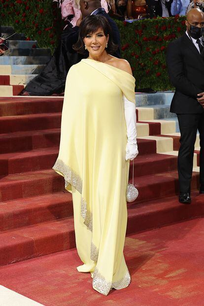 Kris Jenner, matriarca del clan Kardashian-Jenner, con un vestido asimétrico de Oscar de la Renta.