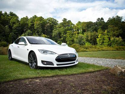 ¿Dormir en un Tesla en marcha? Mejor si es en pareja, ¿no?