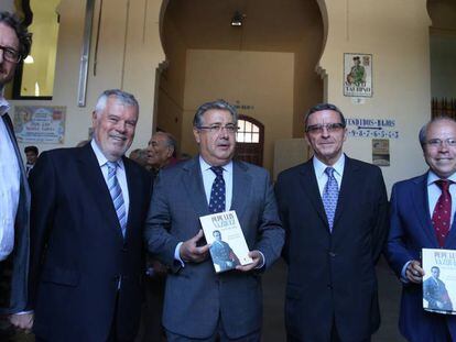 El ministro del Interior Juan ignacio Zoido (c), en la presentaci&oacute;n del libro del cr&iacute;tico Antonio Lorca (a su lado a la derecha) sobre el torero Pepe Luis V&aacute;zquez.