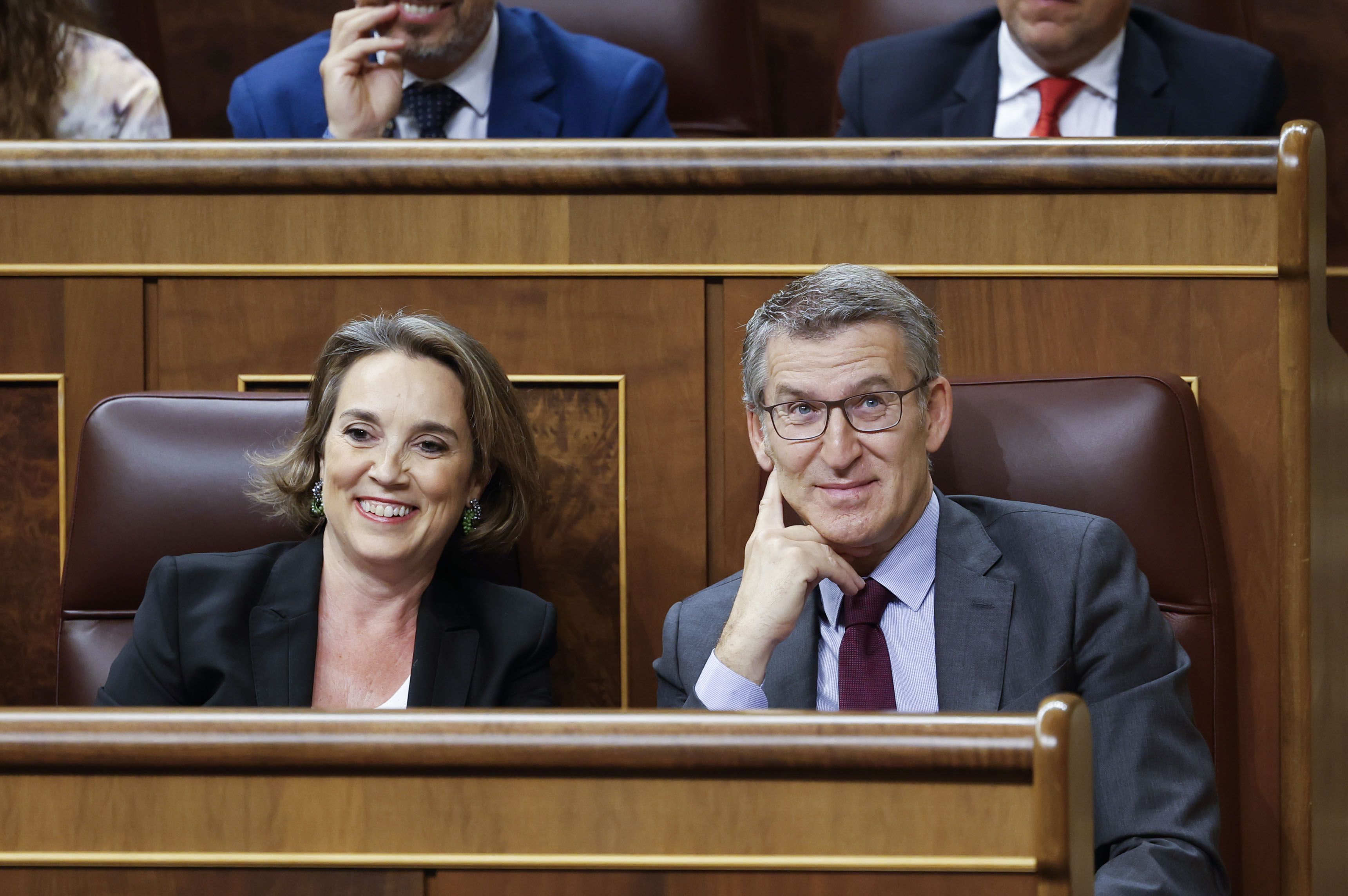 MADRID, 19/06/2024.- El líder popular Alberto Núñez Feijóo (d) y la diputada Cuca Gamarra asisten a la sesión de control que se celebra, este miércoles, en el Congreso de los Diputados en Madrid. EFE/ Mariscal
