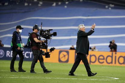 Ancelotti aplaude al final del partido, tras clasificarse el Real Madrid para la final de la Champions League.