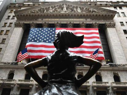 La estatua de 'La niña sin miedo' ante la Bolsa de Nueva York, en una imagen de archivo. 