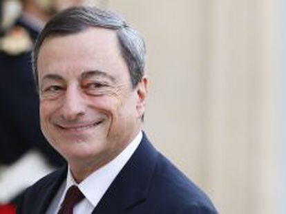 El presidente del BCE, Mario Draghi sonr&iacute;e a su llegada al palacio del El&iacute;seo en Par&iacute;s, Francia el 1 de octubre de 2013 para reunirse con el presidente franc&eacute;s Fran&ccedil;ois Hollande y consejeros de los bancos centrales europeos. 