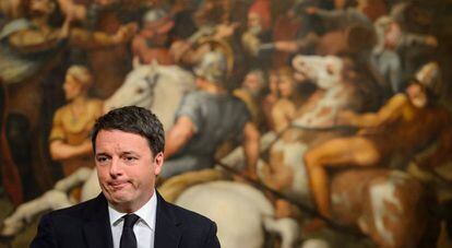 El primer ministro italiano, Matteo Renzi, anuncia su dimisión en el Palazzo Chigi en Roma, este domingo.por la noche.