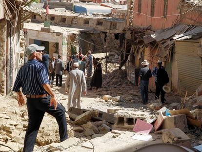 Varios hombres caminaban el domingo por las destrozadas calles de Amizmiz, localidad situada a unos 30 kilómetros del epicentro del terremoto en Marruecos.