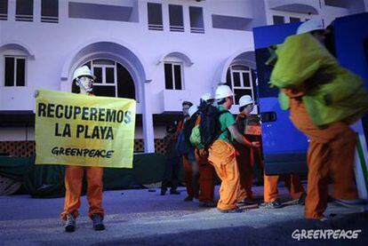 La organización ecologista pide el derribo del hotel de El Algarrobico en Cabo de GAta.