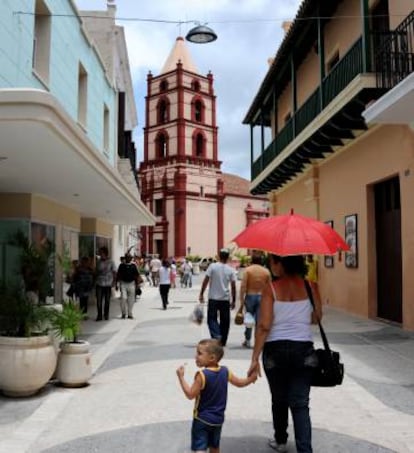 La calle Maceo de Camagüey, con la iglesia de la Soledad al fondo.