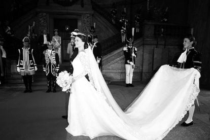 Carlos Felipe de Suecia y Sofia Hellqvist, tras su enlace celebrado en el palacio real.