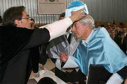 El escritor Mario Vargas Llosa (dcha.) es investido doctor <i>honoris causa</i> por la Universidad Europea de Madrid, de manos del rector de la institución, Antonio Bañares.