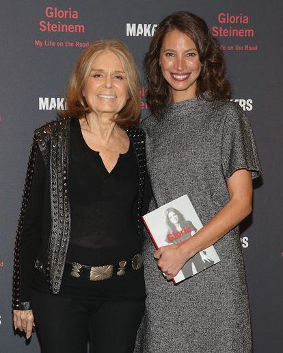 La periodista y activista feminista Gloria Steinem junto a Christy Turlington en la presentación de su libro ‘My Life On The Road’, 2015.