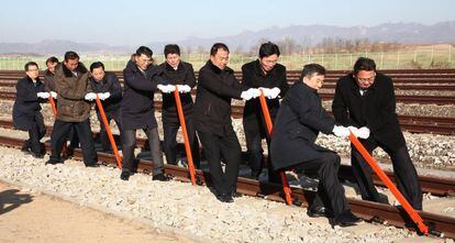 Ceremonia de lanzamiento del proyecto de reconexión de las dos Coreas, este miércoles en Kaesong.