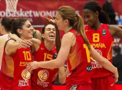 Las jugadoras de la selección femenina celebran el bronce en el Eurobasket