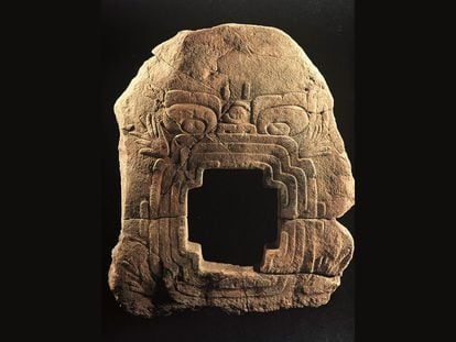 Una fotografía del bajo relieve del "monstruo de la tierra", con sus fauces abiertas, hallada por autoridades estadounidenses.