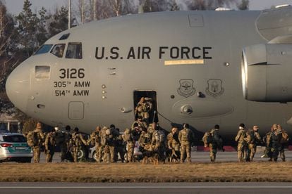 Soldados estadounidenses desembarcan en la pista del aeropuerto de Rzeszow-Jasionka, este miércoles en Polonia.