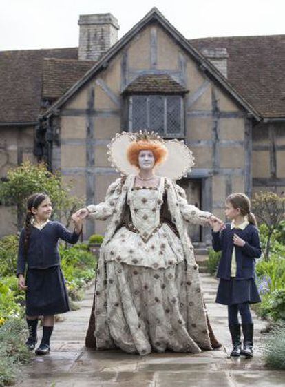 Dos ni&ntilde;as participan en una de las actividades en Stratford-upon-Avon por los 450 del nacimiento de Shakespeare. 