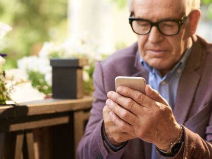 Un hombre con un teléfono móvil.