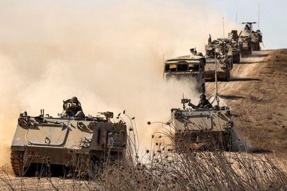Vehículos de combate de infantería del ejército israelí desplegaban sus tropas en la frontera con la franja de Gaza. 