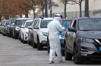 Fila de coches para realizar test PCR en el hospital de campaña de La Fe de Valencia el 11 de enero.