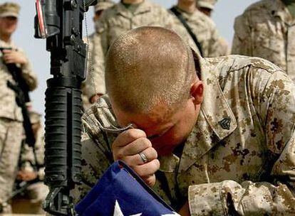 Un <i>marine</i> llora la muerte de un compañero en Irak, en mayo de 2006.