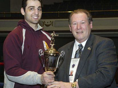 Tamerl&aacute;n Tsarnaev recoge el trofeo que lo acredita como vencedor de un torneo de boxeo en Massachusetts, en 2010.