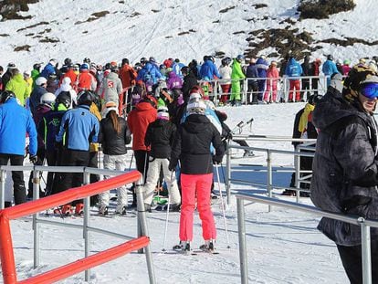 Cua d&#039;esquiadors a l&#039;estaci&oacute; de Baqueira-Beret a la Vall d&#039;Aran. 