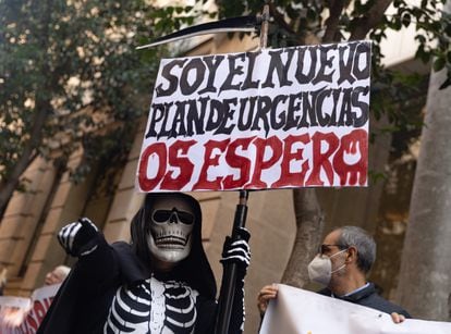 Una médico disfrazado de la muerte, durante una concentración frente a la Consejería de Sanidad, el pasado 7 de noviembre.