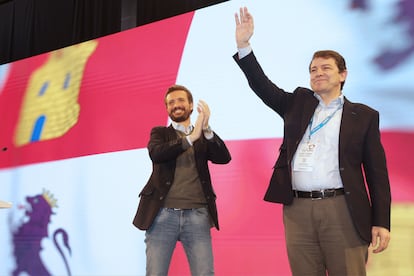 El presidente del Partido Popular, Pablo Casado, y el presidente del Partido Popular de Castilla y León, Alfonso Fernández Mañueco, reelegido este domingo en el Palacio de Congresos de León, a 16 de enero de 2022, en León, Castilla y León (España). Secundino Pérez / Europa Press
16/01/2022